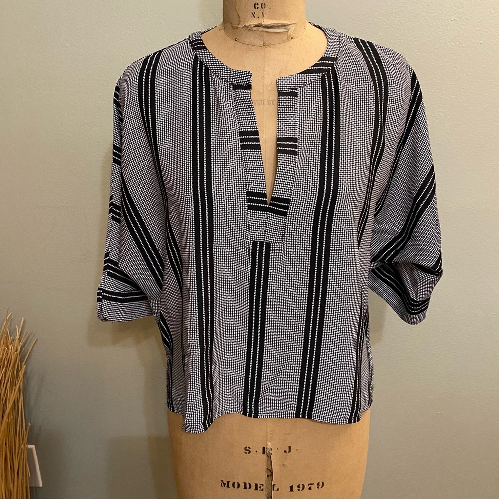 Drapey cropped split hem Tunic top Forever 21 black & white size Xsmall